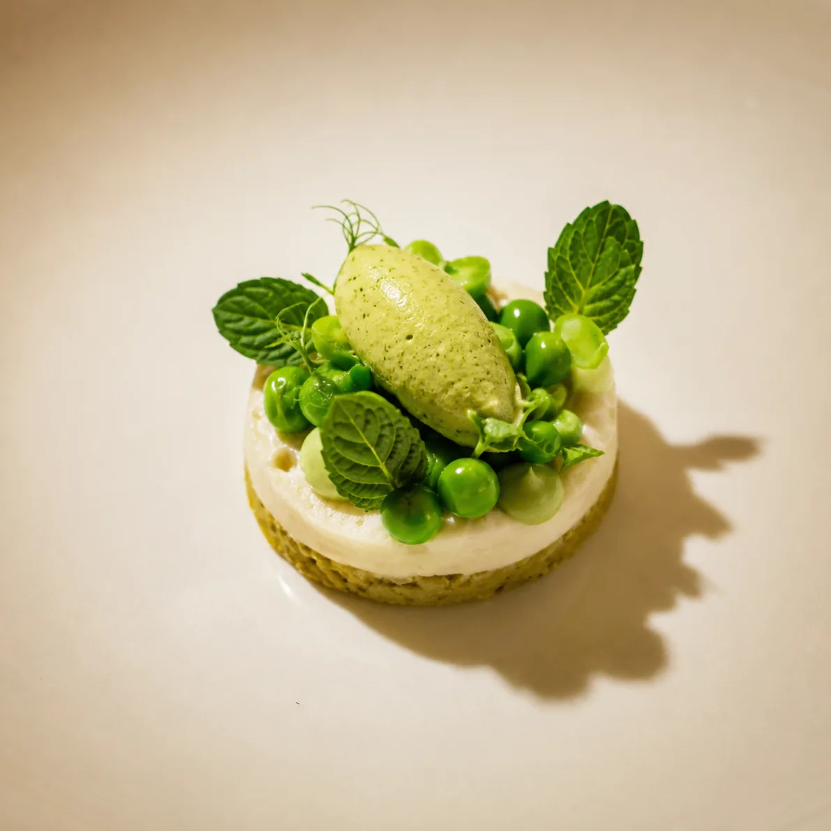 Green pea tartlet with herb mousse and mint