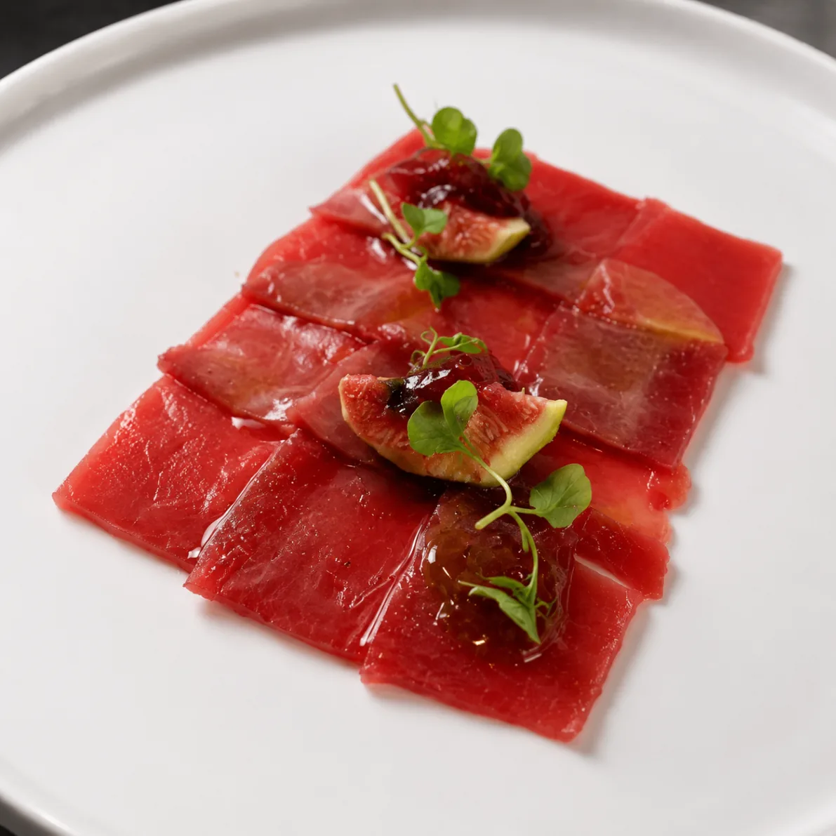 Tuna carpaccio with fig and balsamic glaze